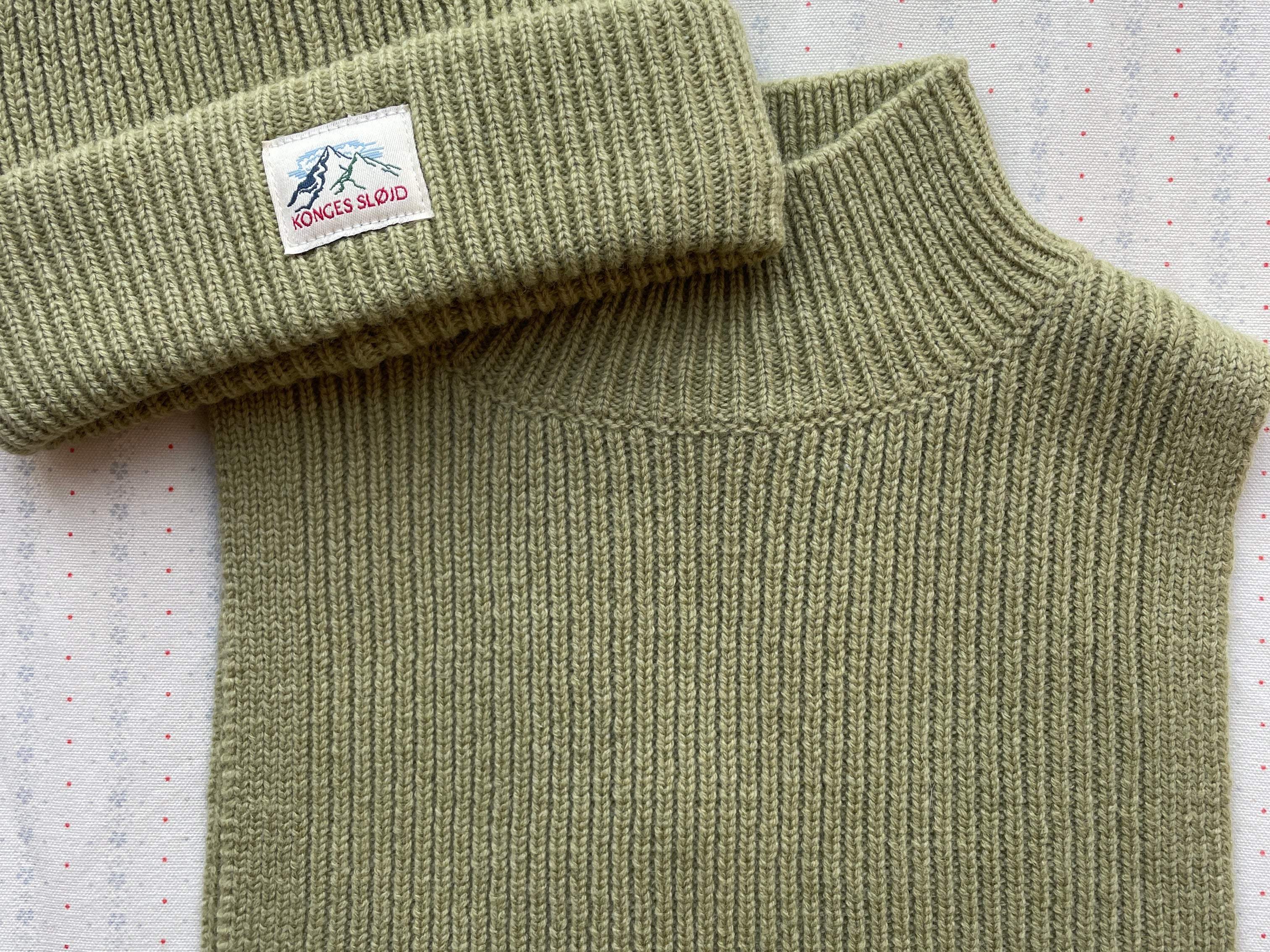 Konges Sløjd A/S NECKWARMER pale olive green