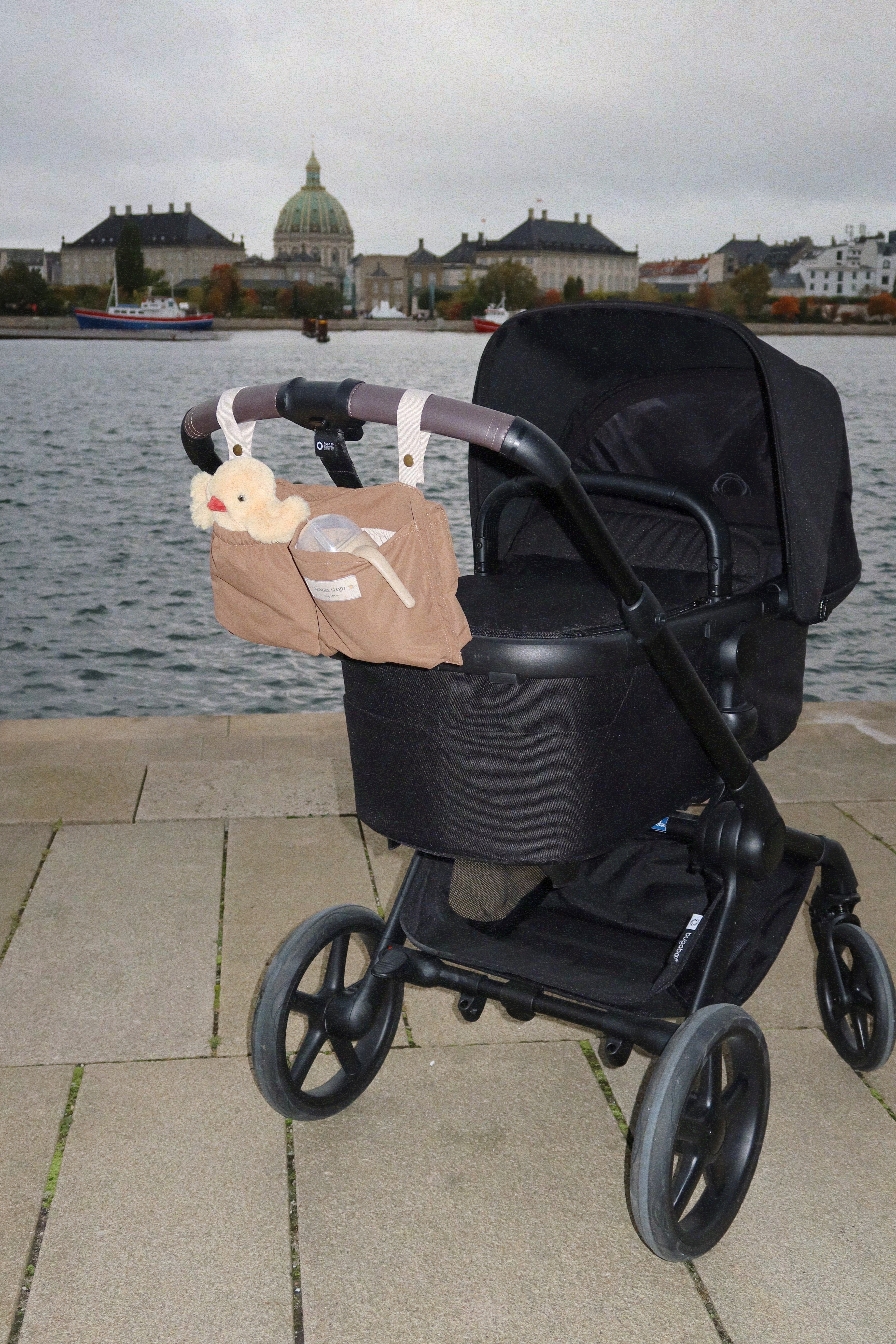 Konges Slojd ベビーキャリア　収納バッグ付き All you need stroller pocket - walnut – Konges Sløjd®