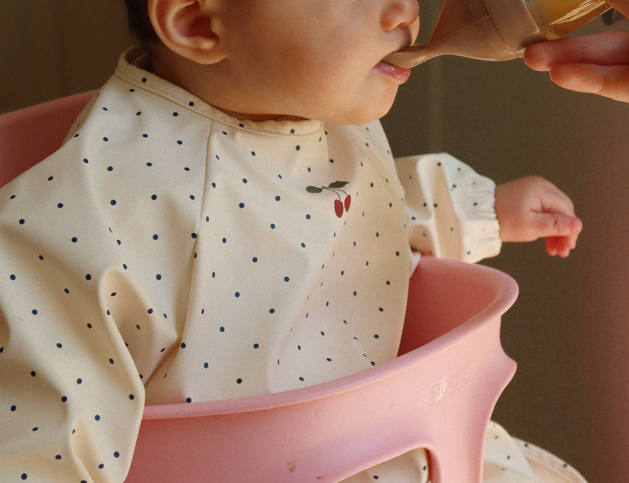 Konges Sløjd A/S DINNER BIBS navy dot/rain washed